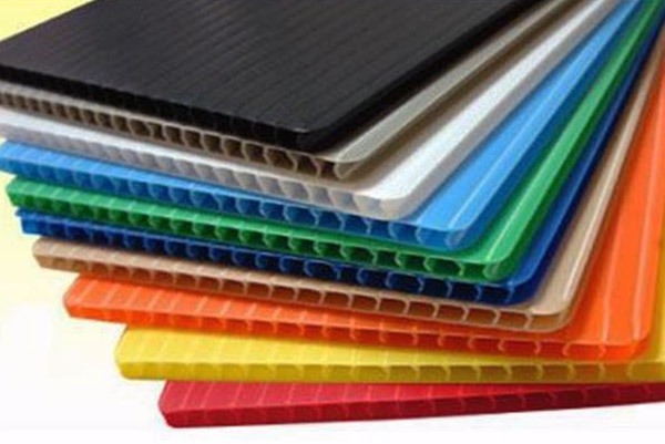 Fire retardant corrugated plastic