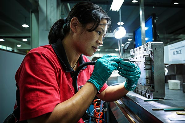 Star Rapid toolmaker polishing a tool